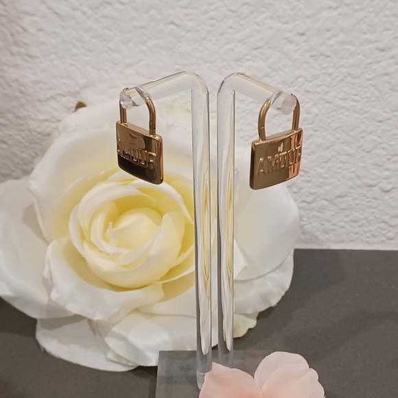 AMOUR Inscription • Gold Stainless Steel • Padlock-Style Thin Earrings - Picture 2 of 8